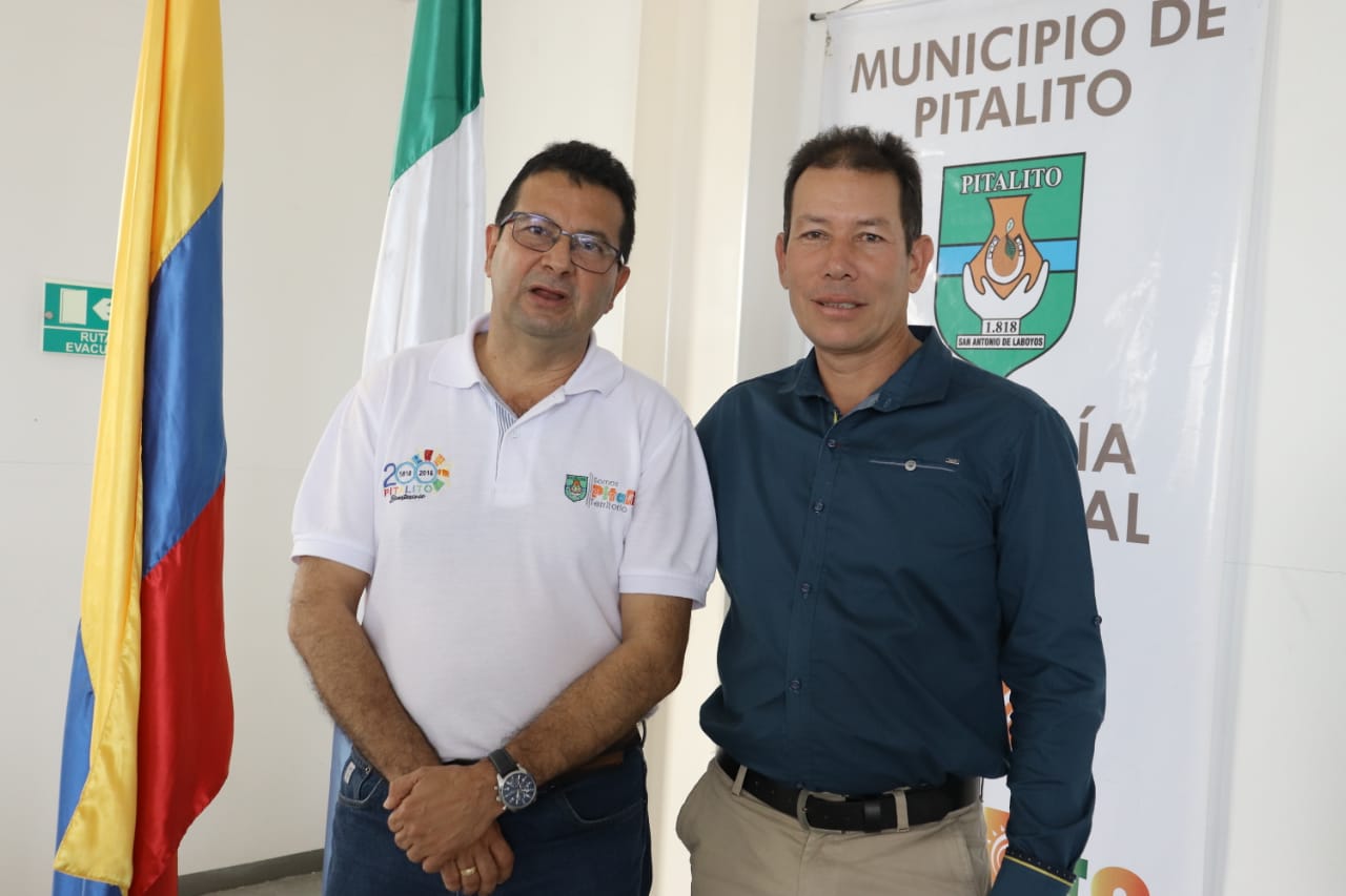 El Alcalde Miguel Antonio Rico Rincón y el posesionado, Rovert Hernando Sánchez Rico.